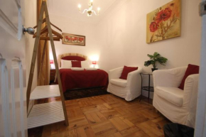 Nice and comfortable double room with private Patio, Central Lisbon, with shared bathroom